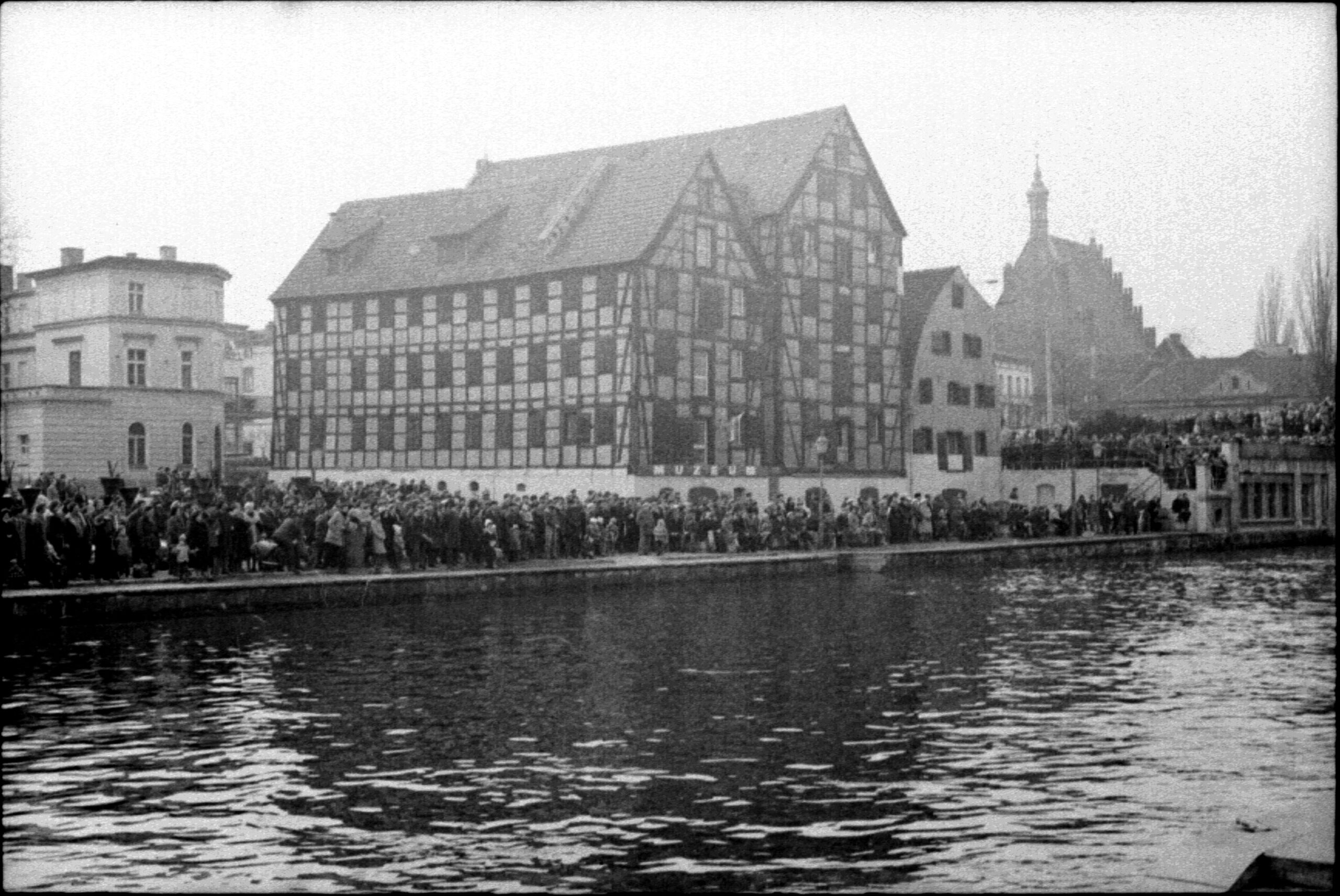 Tłum mieszkańców nad Brdą podczas wydarzeń Bydgoskiego Marca 1981