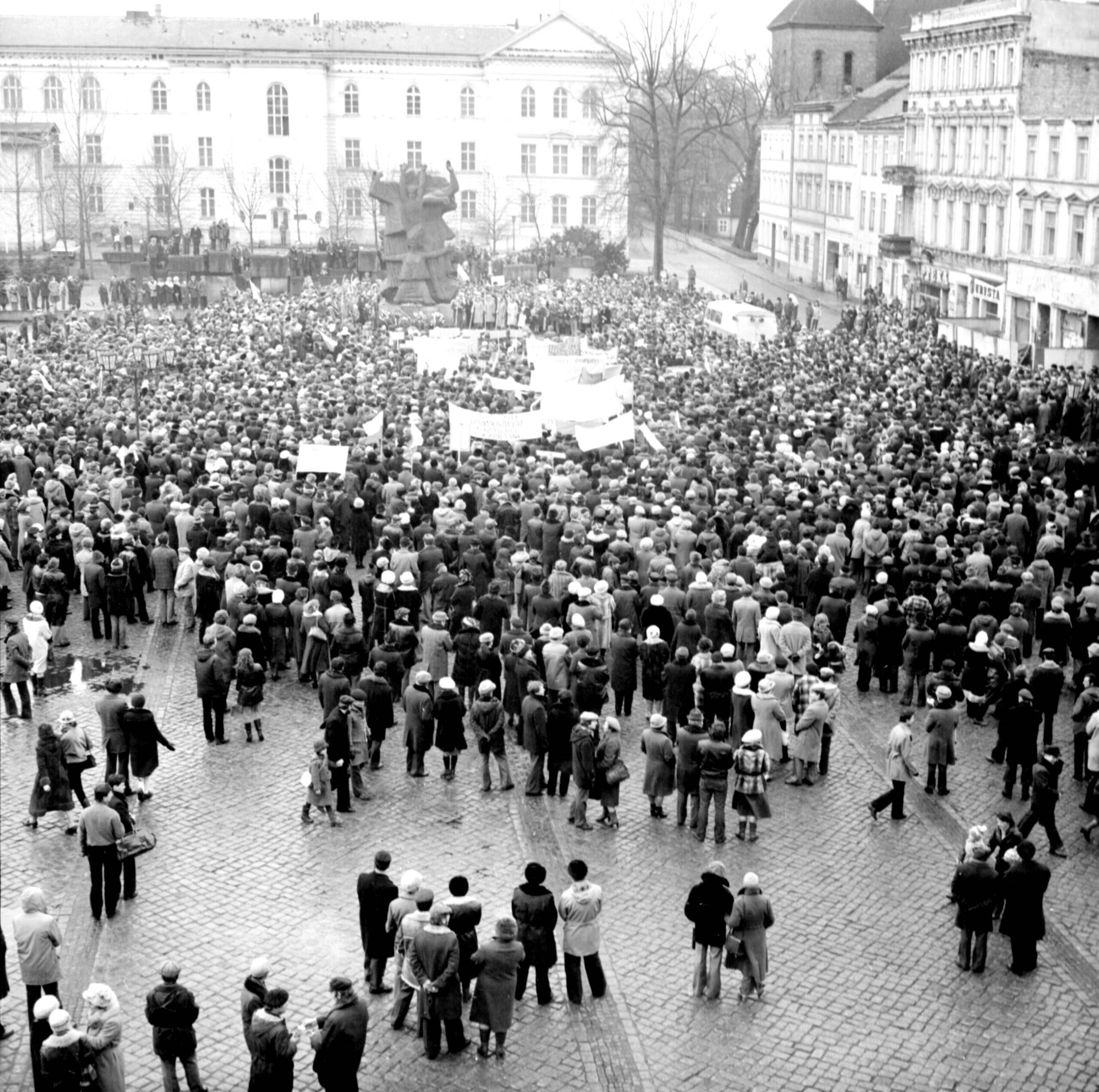 Tłumy mieszkańców Bydgoszczy podczas wydarzeń Bydgoskiego Marca 1981